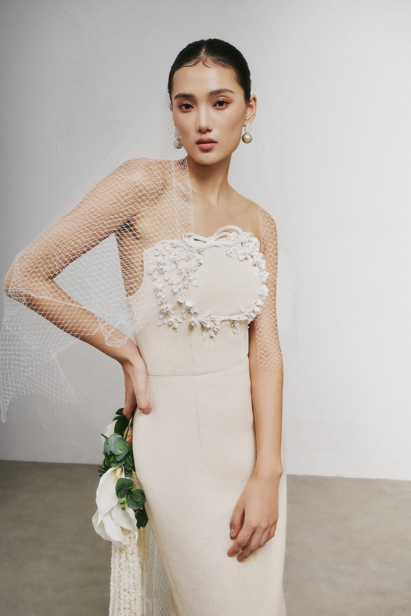White Plan LANLOLA maxi dress featuring a flowing design and elegant style, perfect for casual or formal occasions.