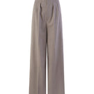 Chictopia Alma trousers, stylish pants with a tailored fit, shown in a neutral color on a model.
