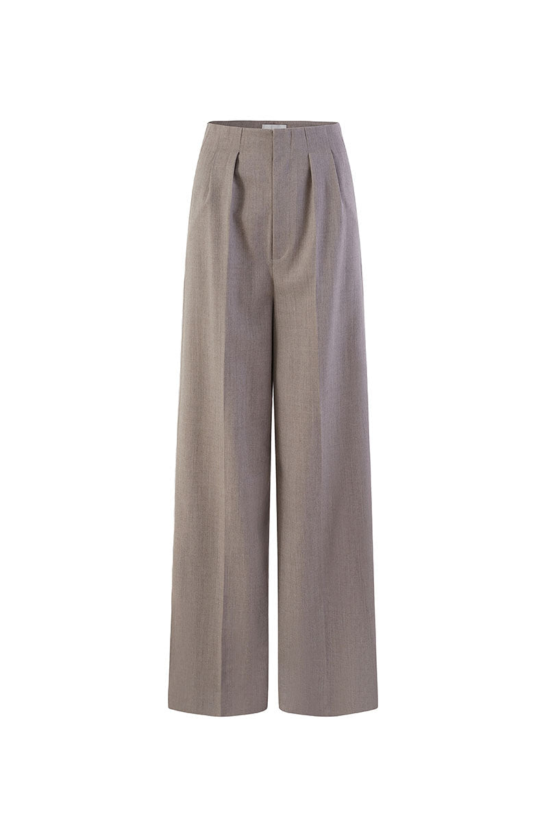 Chictopia Alma trousers, stylish pants with a tailored fit, shown in a neutral color on a model.
