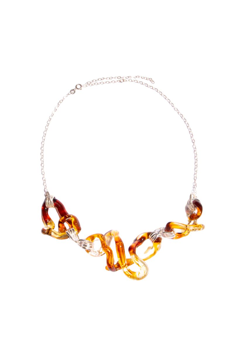 Salvárea interconnection necklace in amber with intricate design, showcasing warm amber beads and delicate craftsmanship.