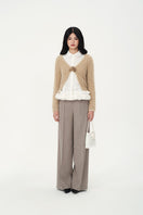 Chictopia Alma trousers, stylish pants with a tailored fit, featuring a high waist and classic design, displayed on a neutral background.