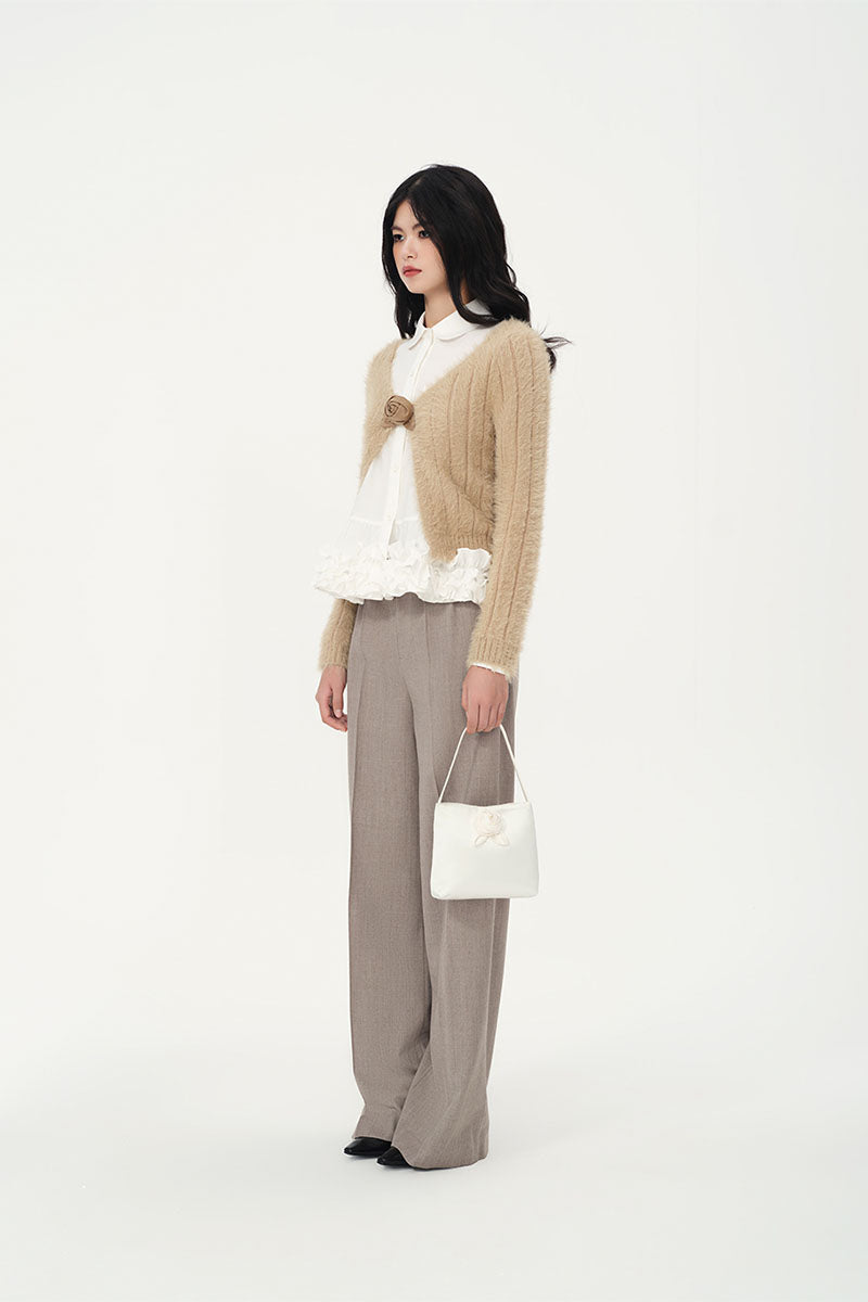 Chictopia Alma trousers, stylish pants with a fitted waist and tailored design, shown in a neutral color.