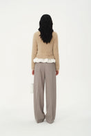 Chictopia Alma trousers, stylish women’s pants in neutral fabric, featuring a tailored fit and classic design.