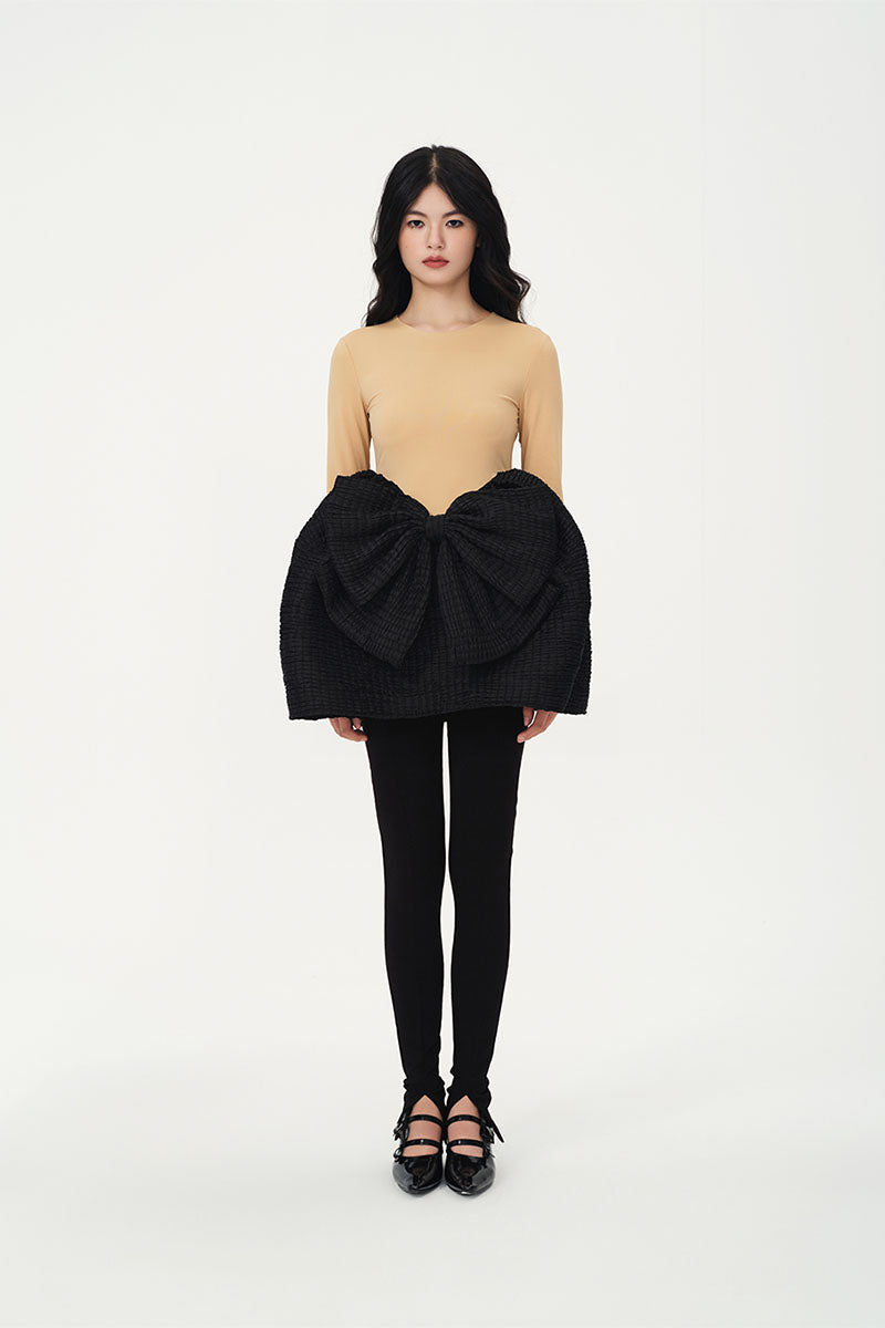 Chictopia Alexandra leggings in black, stretchy pants with a slim fit, shown on a model against a neutral background.