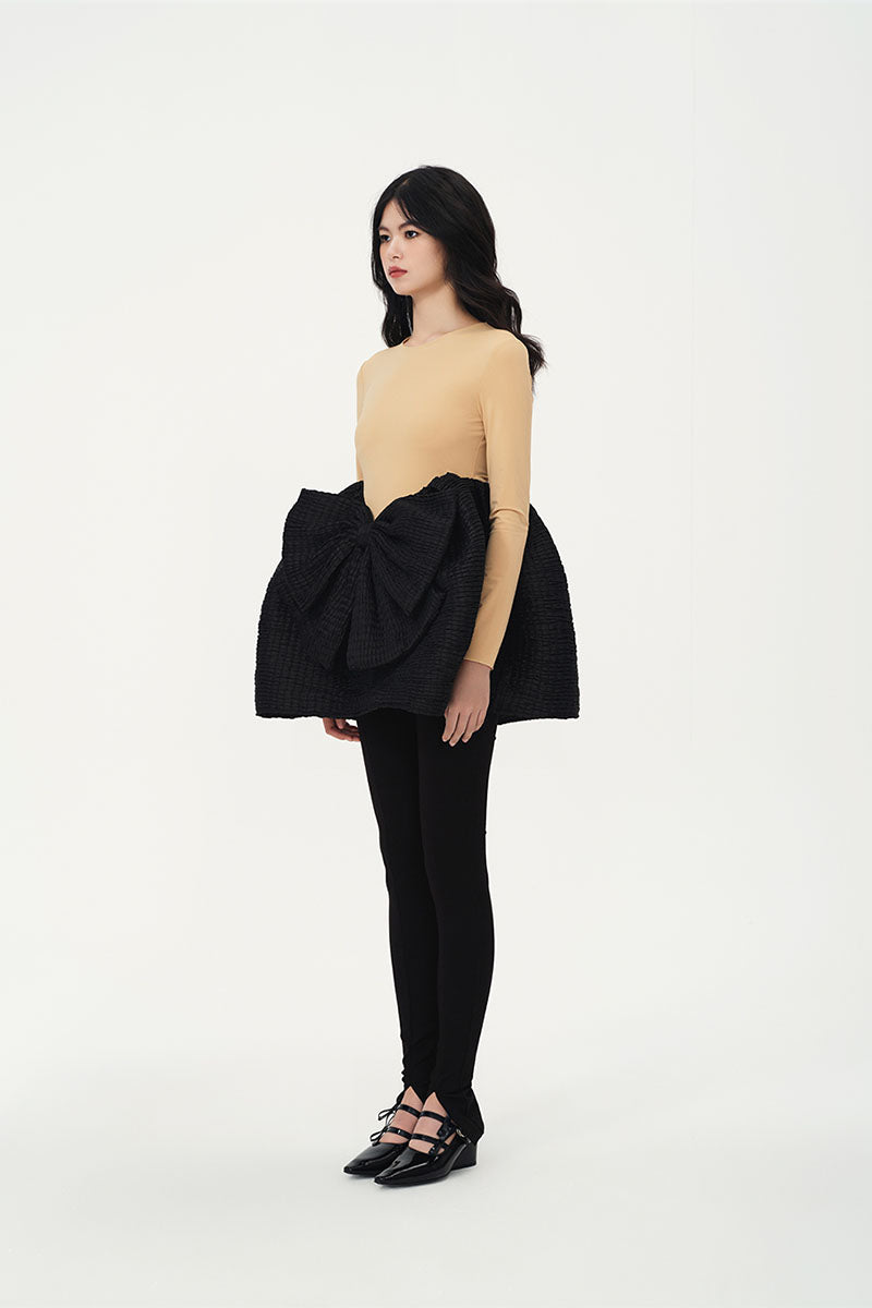 Chictopia Alexandra leggings in black, fitted pants with a sleek, stretchy fabric, showcased on a model.