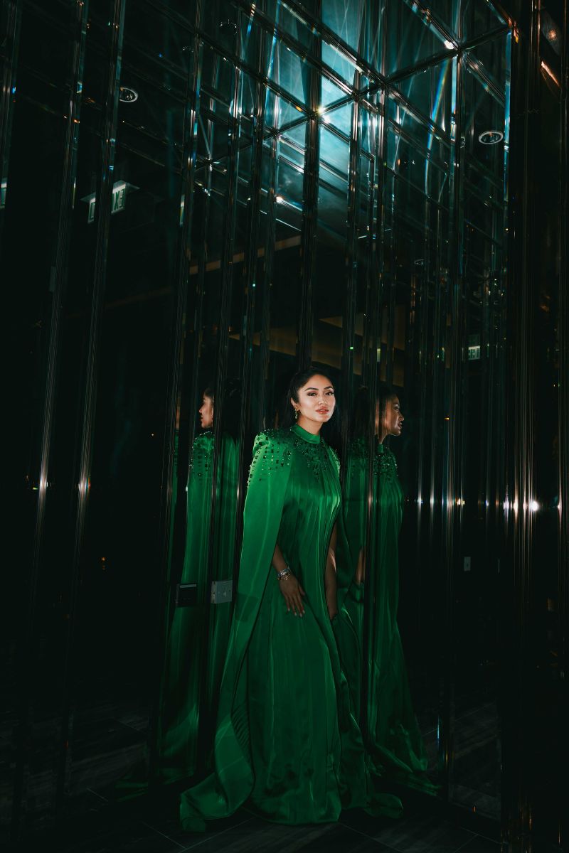 LONG PLEATED TRAPEZE DRESS WITH SHOULDER CAPE - CULT MIA