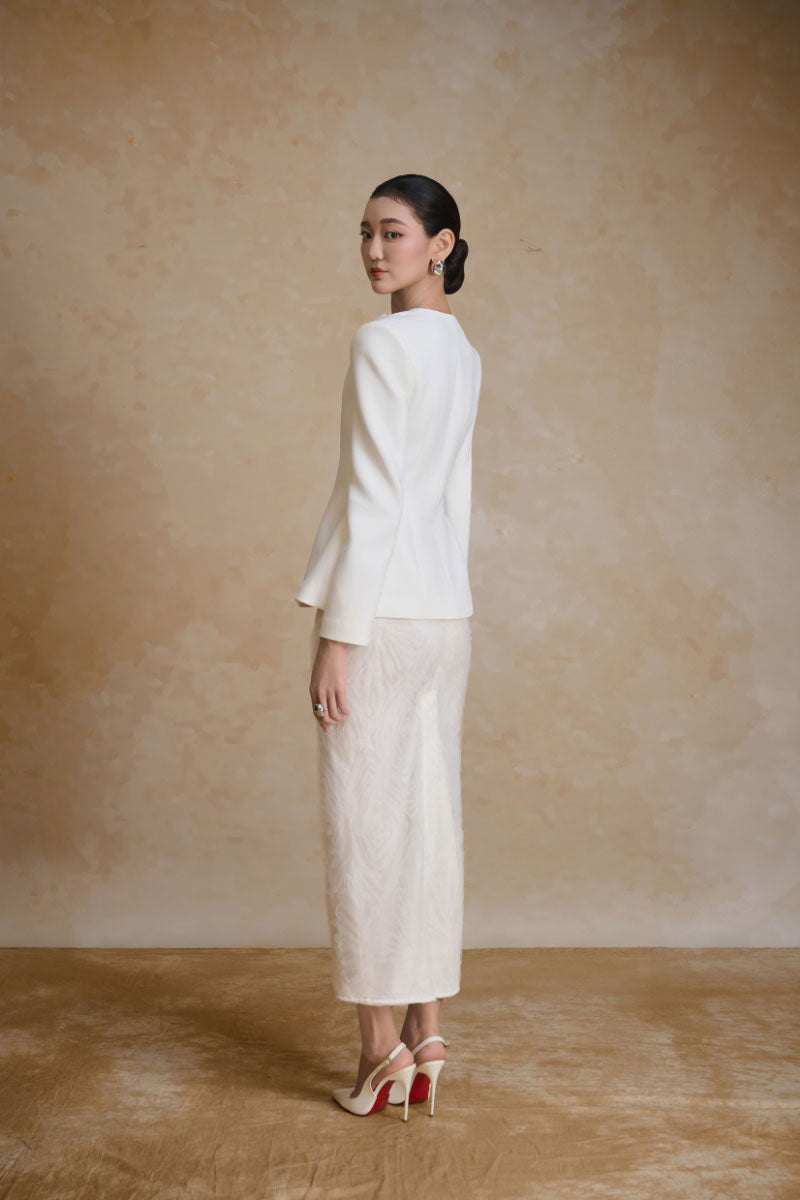 Arti Apparel TULIP MIDI skirt in soft fabric, featuring a flowy design and elegant tulip shape, displayed on a mannequin.