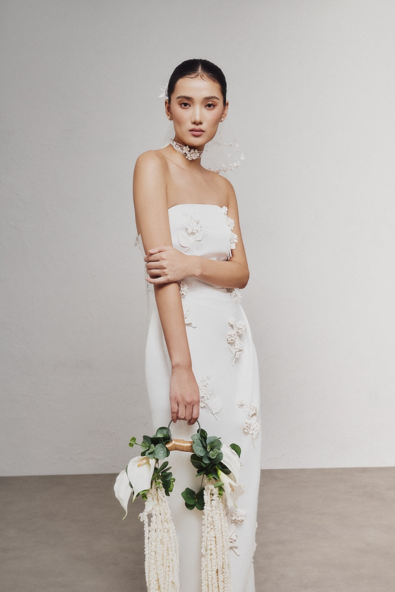 White Plan OVIEN Maxi Dress featuring flowing fabric and elegant design, perfect for stylish summer or formal occasions.