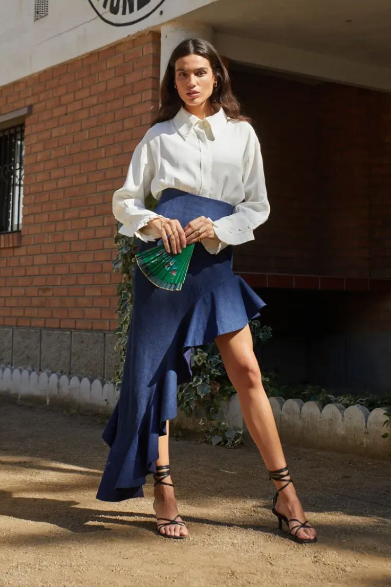 Señorita navy maxi skirt with flowing fabric and elastic waistband, styled for casual or dressy occasions.