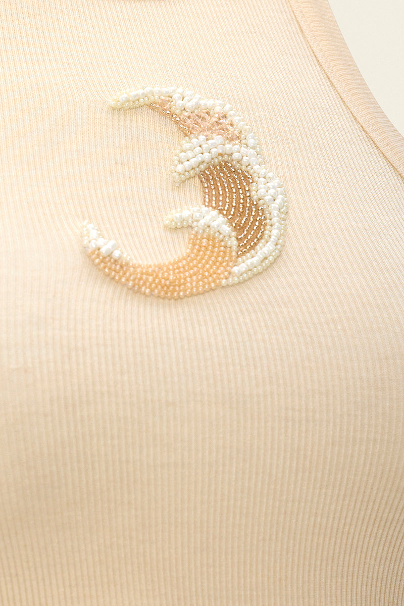 IKINITA WAVE top in sand color, stylish sleeveless blouse with wave design, perfect for casual and summer outfits.
