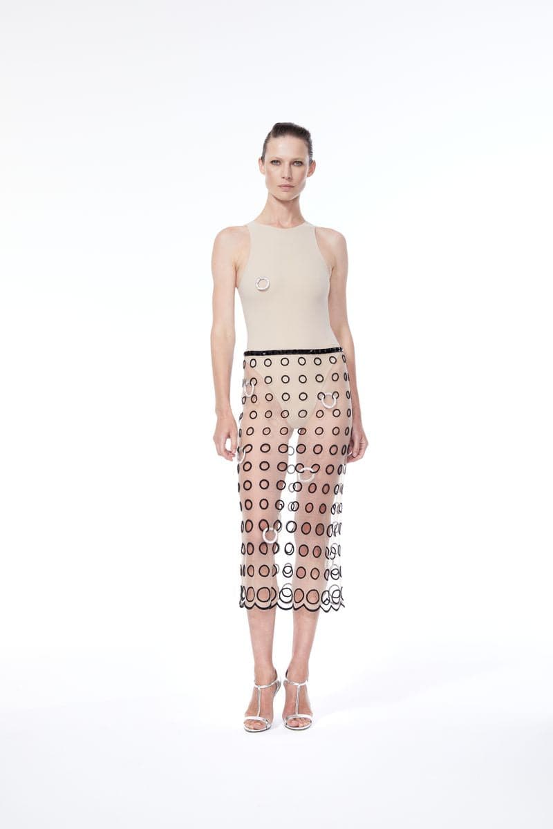 Nué nude midi skirt with a sleek, fitted design, featuring a high waist and smooth fabric, perfect for casual or dressy looks.