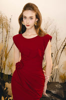Do Long delicate midi dress featuring a flowy silhouette and intricate detailing, perfect for elegant occasions.