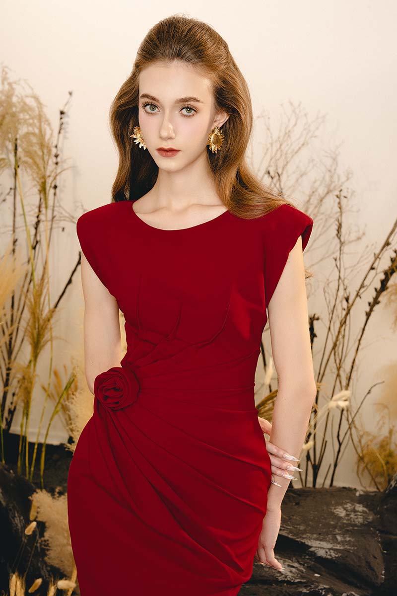 Do Long delicate midi dress featuring a flowy silhouette and intricate detailing, perfect for elegant occasions.