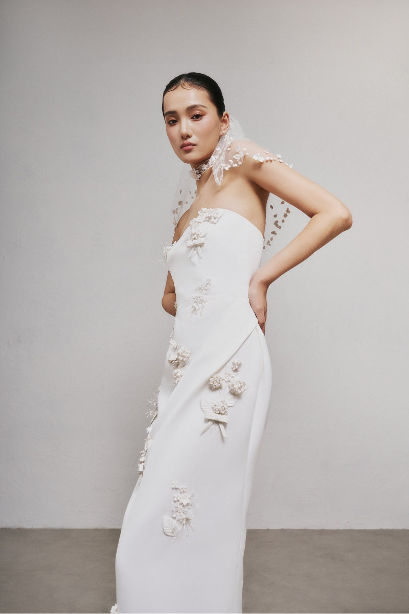 White Plan OVIEN maxi dress featuring a flowing fabric and elegant design, perfect for summer or formal occasions.