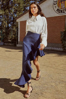 Señorita navy maxi skirt with flowing fabric, high waist, and elegant design, perfect for casual or formal occasions.