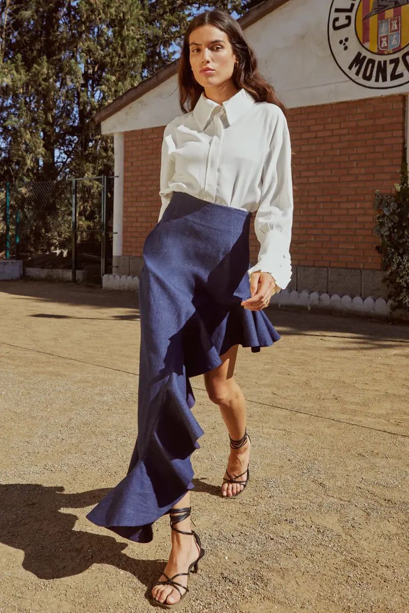 Señorita navy maxi skirt with flowing fabric, high waist, and elegant design, perfect for casual or formal occasions.