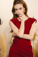 Do Long delicate midi dress featuring a flowy fabric, feminine design, and elegant silhouette for stylish occasions.