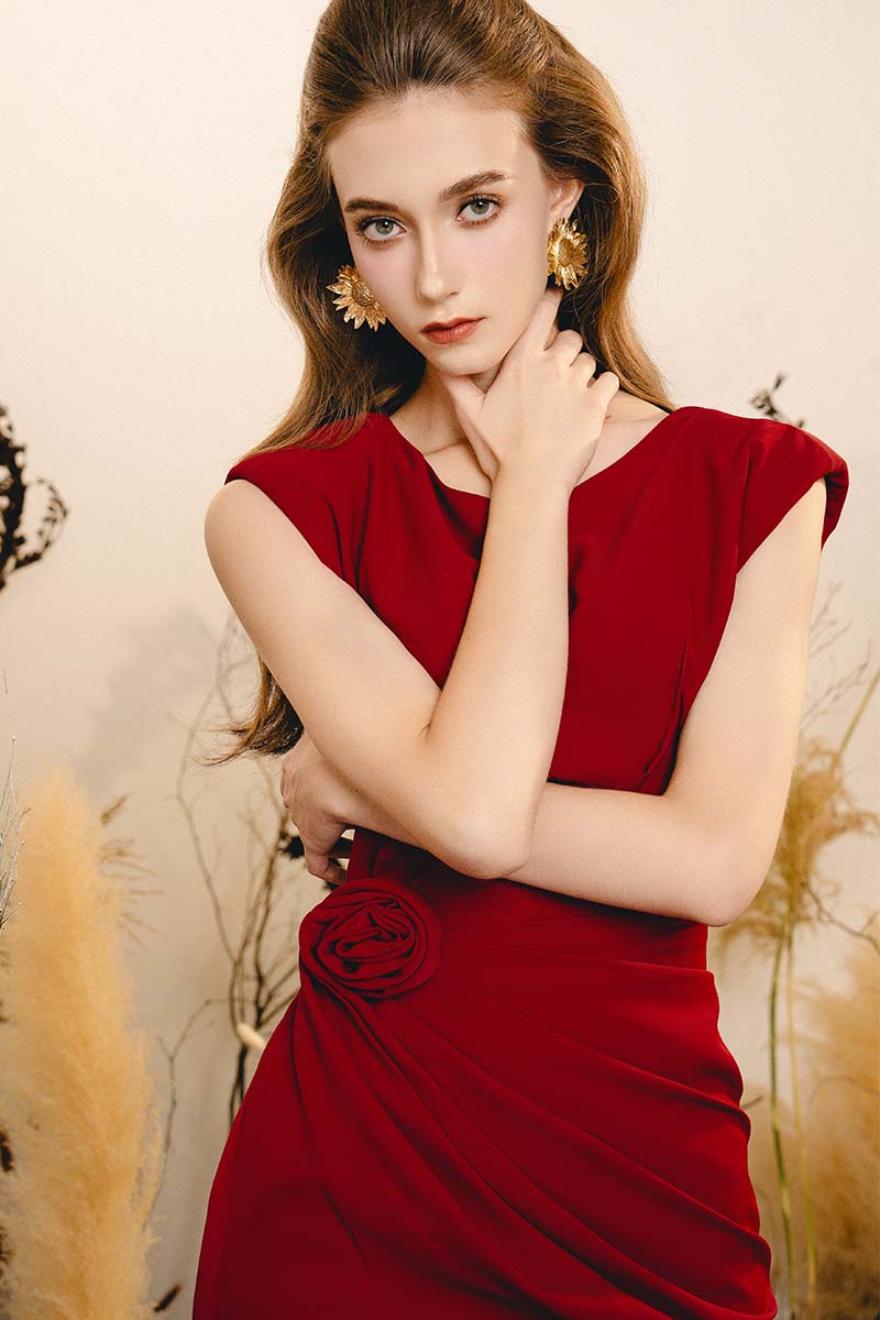Do Long delicate midi dress featuring a flowy fabric, feminine design, and elegant silhouette for stylish occasions.