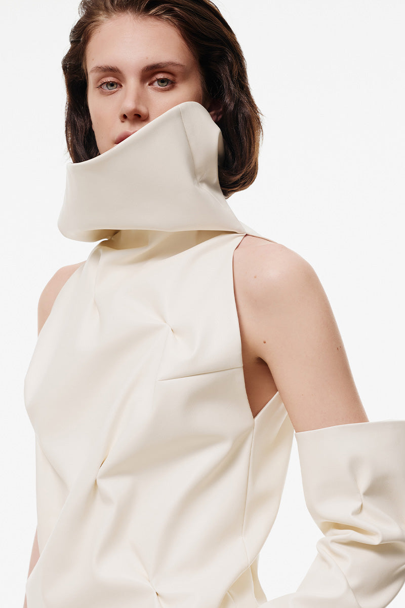 Off-white ruched top with high collar by KRIS MARÁN, featuring gathered fabric and stylish design, perfect for trendy casual wear.