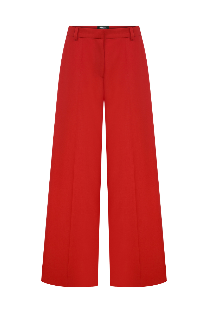 Sudi Etuz low waist straight cut pants in a neutral color, shown on a model with a focus on the fit and style.