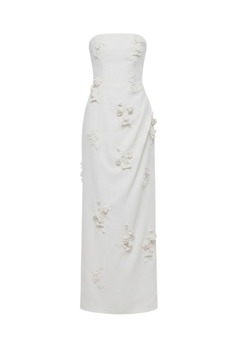 White Plan OVIEN maxi dress featuring a flowing fabric, sleeveless design, and elegant silhouette perfect for summer wear.