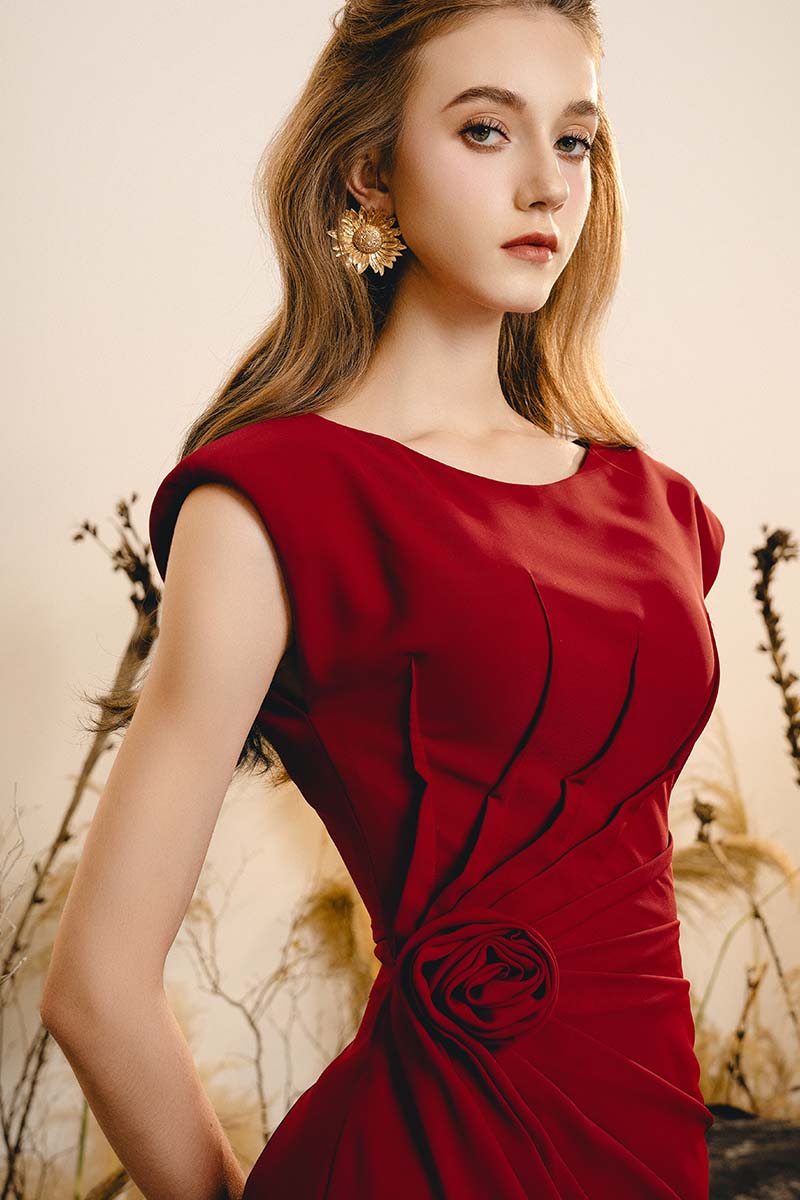 Elegant Do Long delicate midi dress with soft fabric and intricate details, perfect for stylish occasions.