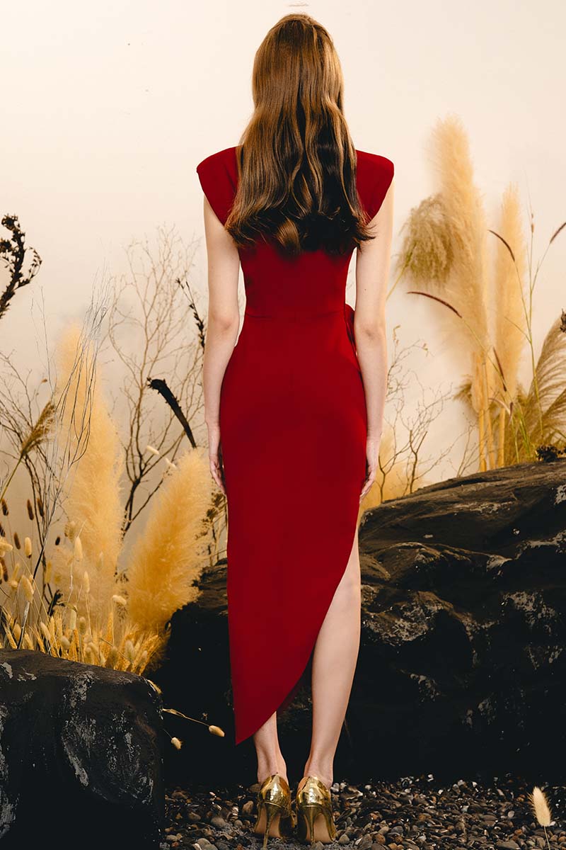 Do Long delicate midi dress with lightweight fabric, featuring a flowy silhouette and subtle detailing, perfect for elegant occasions.