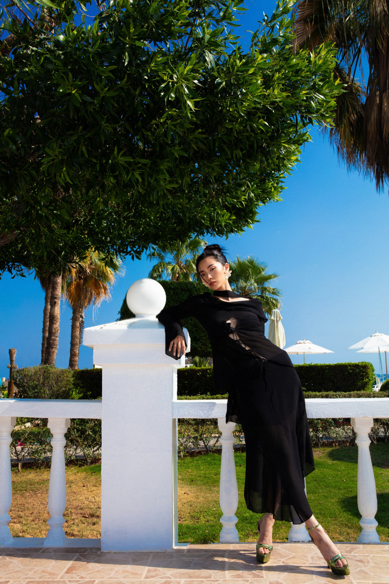 Suncillo Laura midi skirt in soft fabric, with a flowing design and elegant length, perfect for stylish everyday wear.