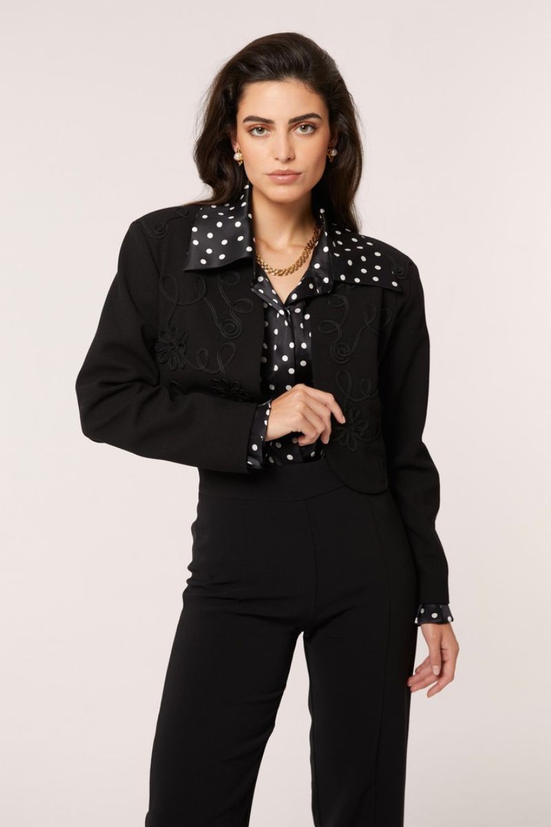Señorita Maria black blazer jacket with tailored fit, lapel collar, and long sleeves, styled on a model.