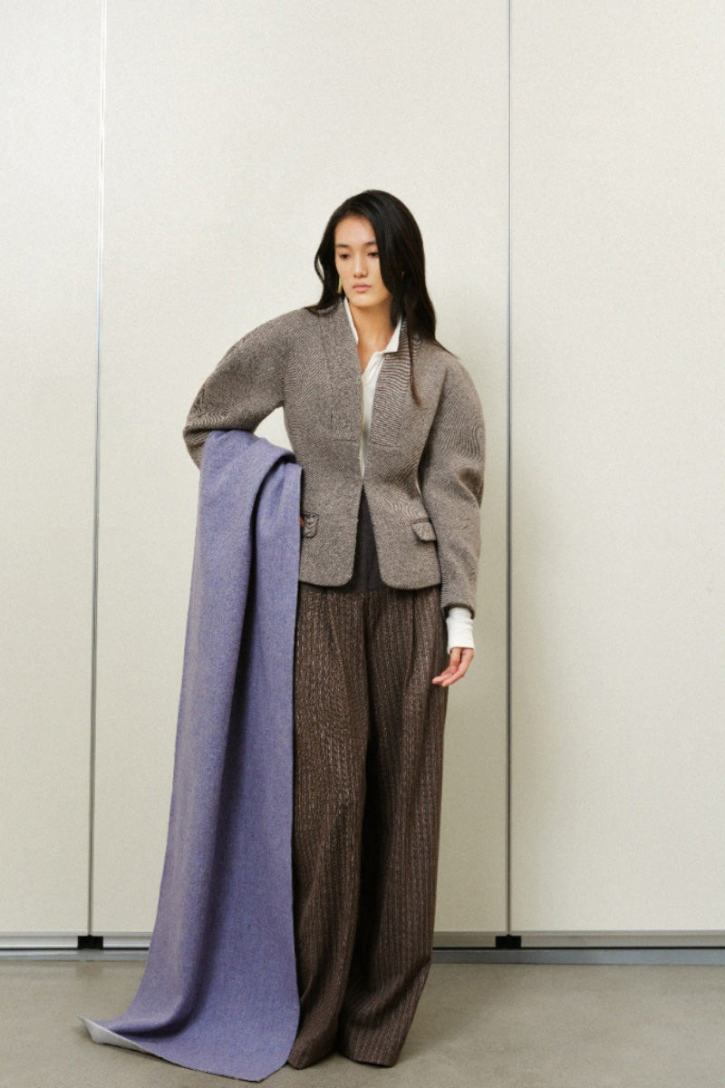 Two-tone waist pleated trousers by Lecia, stylish pants with a high waist and pleated front, made from lightweight fabric.