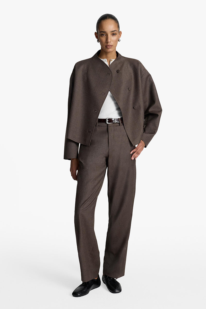 Acaria Studio Sahara jacket in coffee color, stylish outdoor jacket with a comfortable fit, shown in a close-up image.