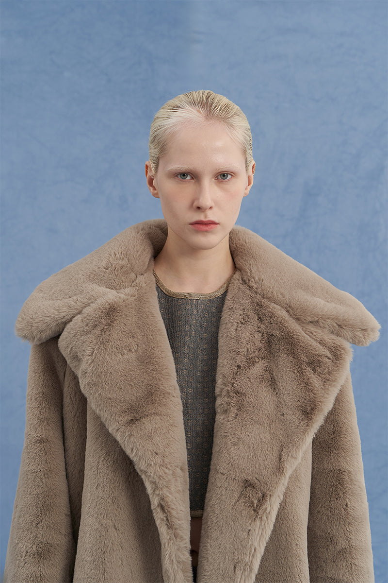 JINSUN oversized brown shearling coat displayed on a mannequin, showcasing warm, plush shearling fabric and relaxed fit style.