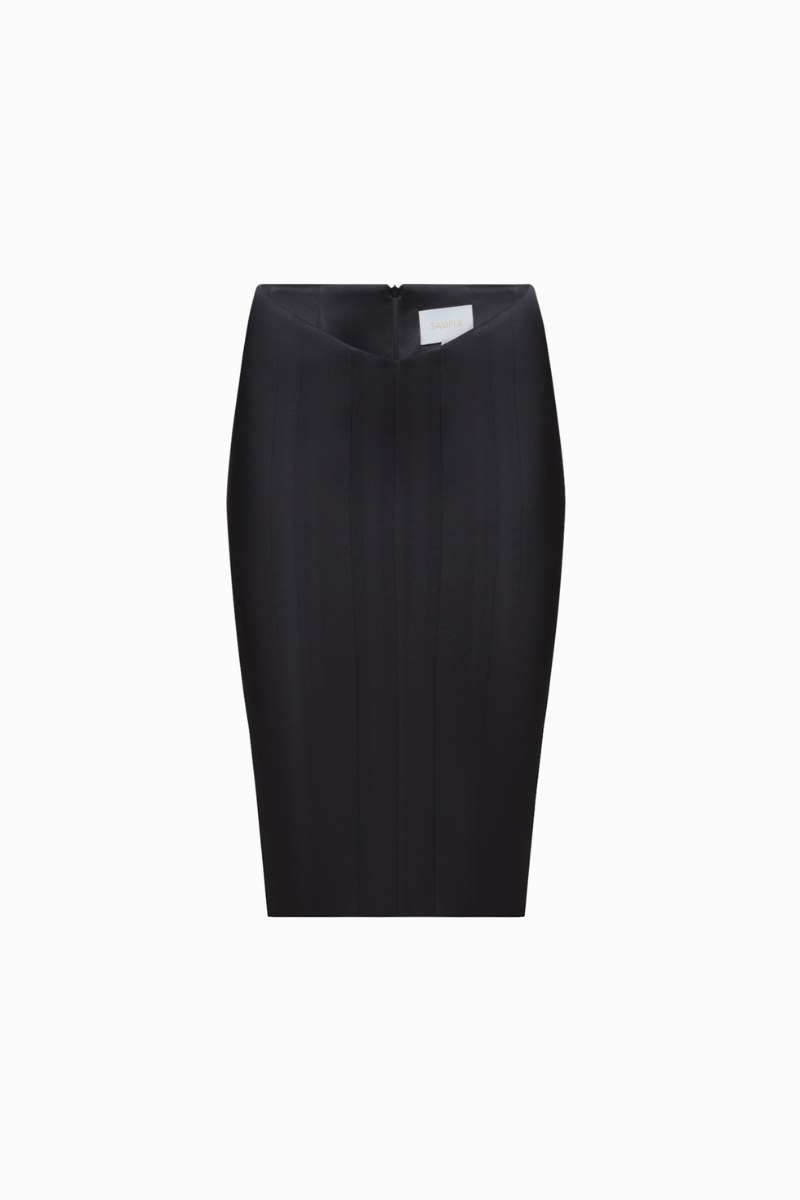 تنورة ميدي من الحرير غير اللامع باللون الأسود