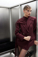 Nazlı Ceren Bordeaux mini skirt in deep red with a fitted waist and stylish design, shown on a model.