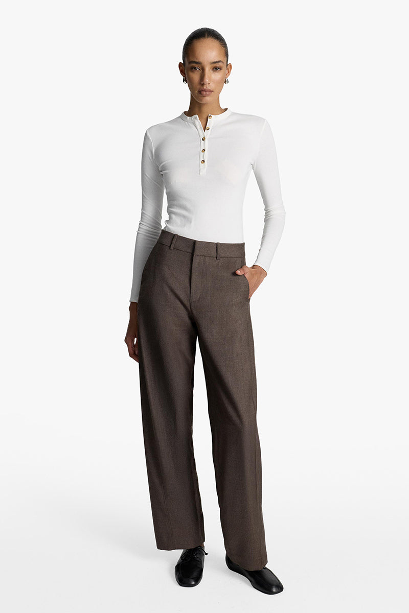 Acaria Studio Sahara coffee-colored pants with relaxed fit, featuring a comfortable waistband and casual style.