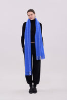 La Granni oversized scarf in blue and cream with soft, cozy fabric, perfect for stylish layering and warmth.