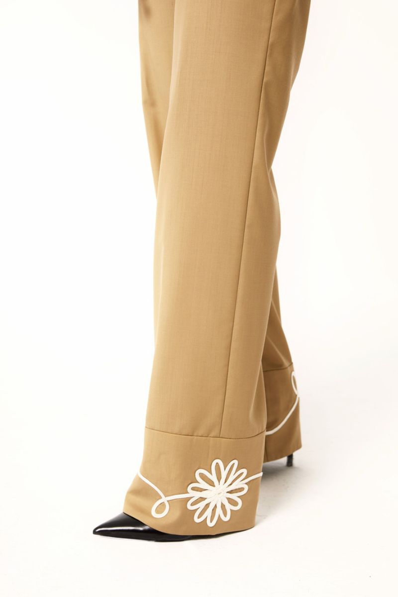 Señorita Lara beige pants shown on a model, featuring a relaxed fit and stylish design, perfect for casual or office wear.