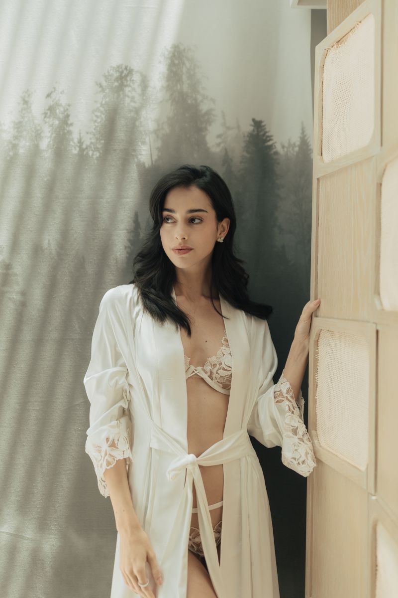 Entos Maicha white robe, soft and cozy, showing the full-length lightweight robe with a relaxed fit and tie waist detail.
