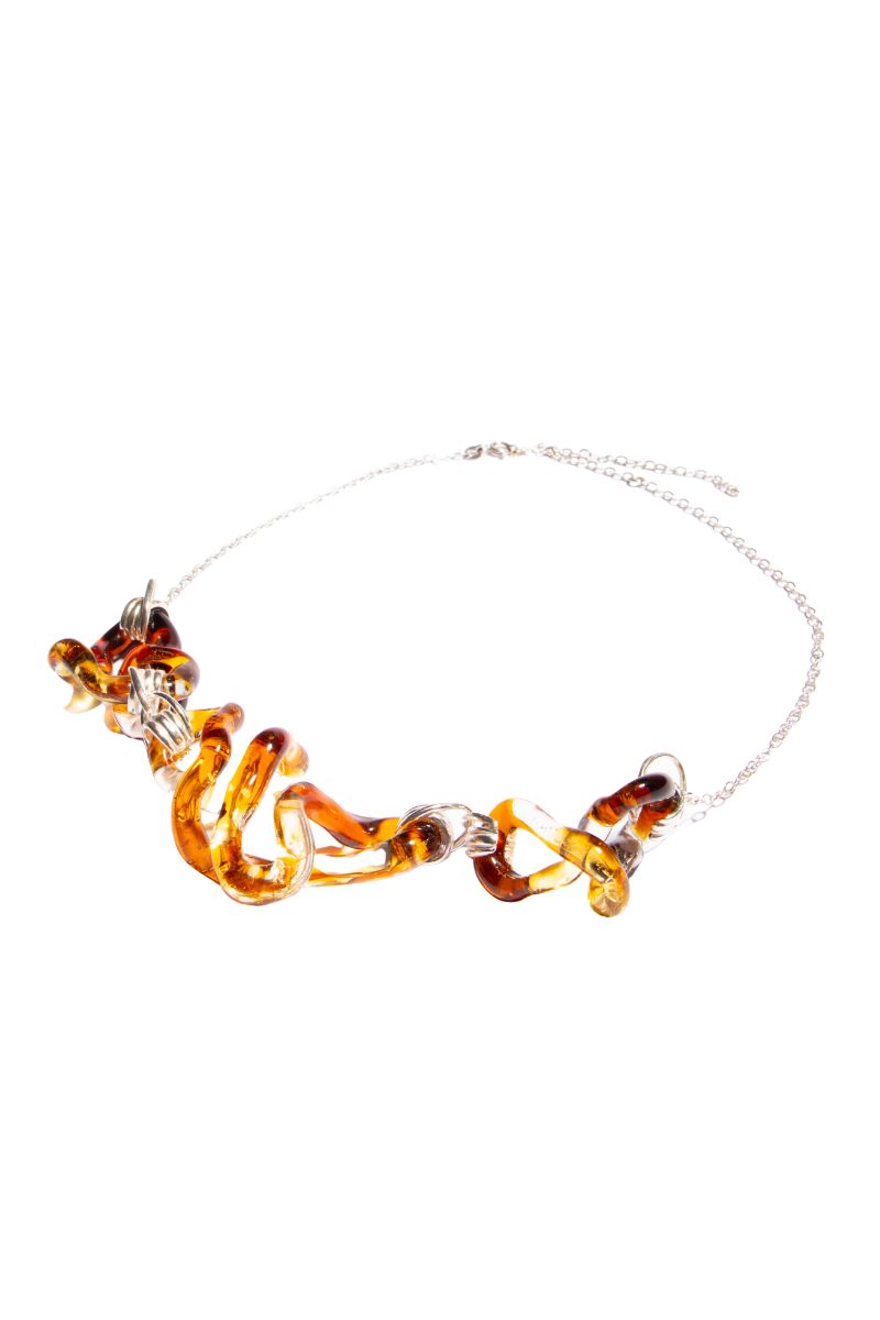 Salvárea interconnection necklace featuring amber beads and a delicate chain, showcasing elegant jewelry design.