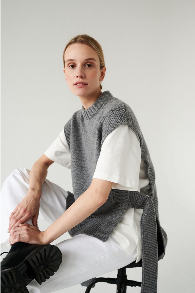 KALVOS VEST IN DOVEY GRAY - CULT MIA