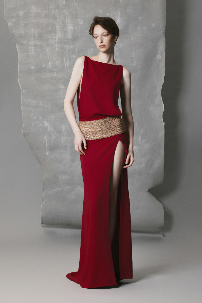 WINE-RED SLIT GOWN WITH A WIDE BACK STRAP