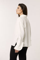 Señorita Antonia white blouse, stylish shirt with long sleeves and a classic collar, displayed on a hanger.