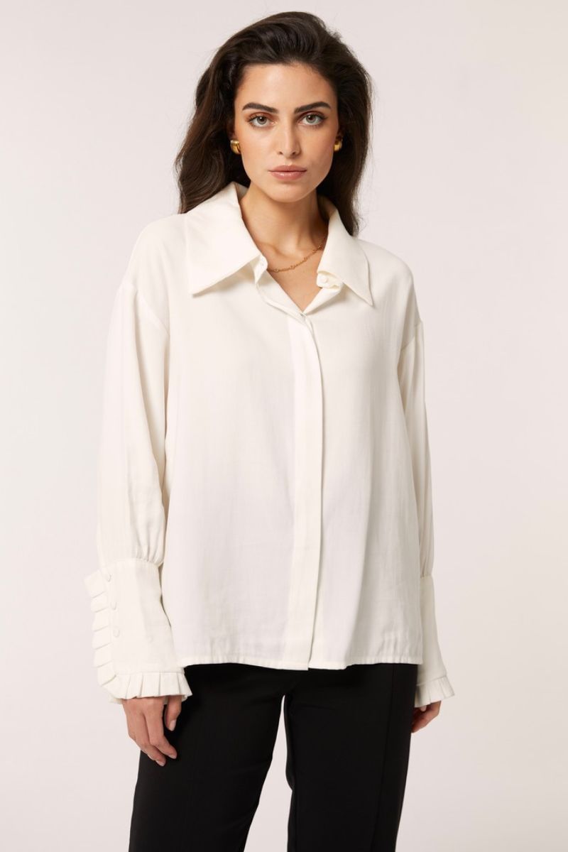 Señorita Antonia white blouse for women, casual shirt with long sleeves and button front, stylish and comfortable.