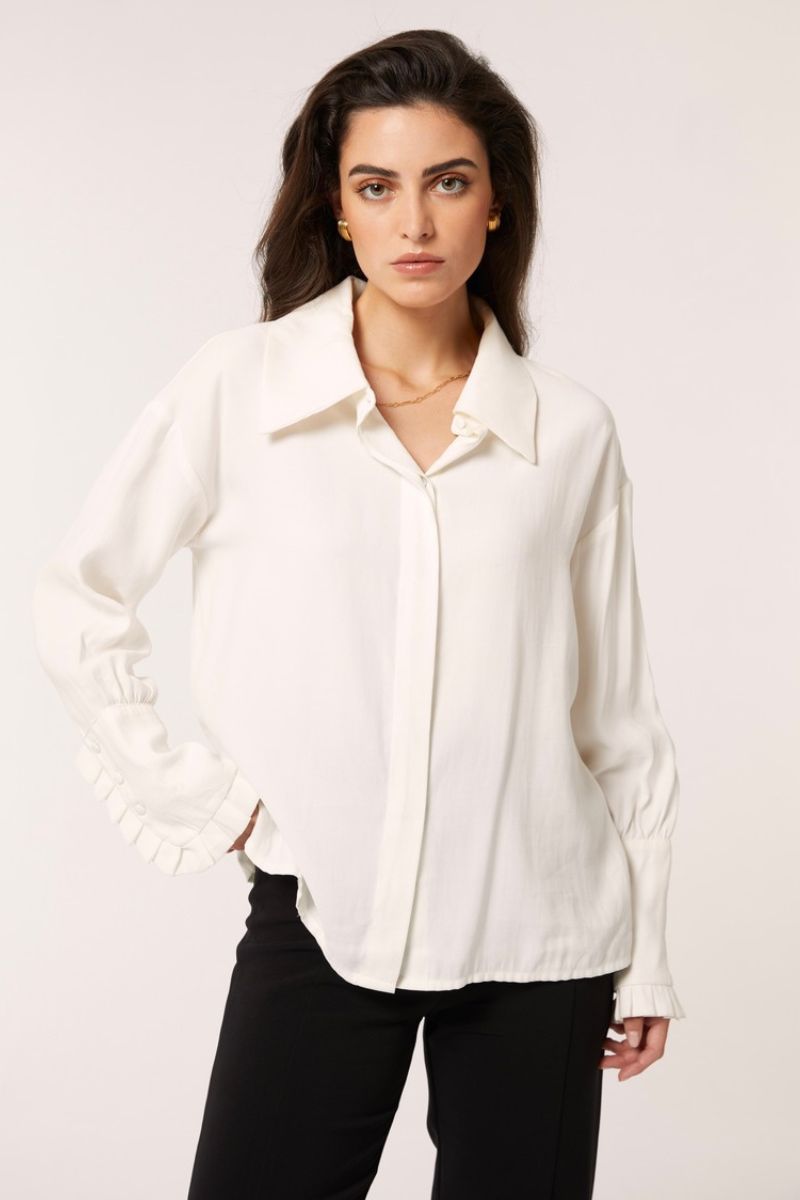 Señorita Antonia white blouse, stylish shirt with long sleeves and a tailored fit, showcased on a hanger.