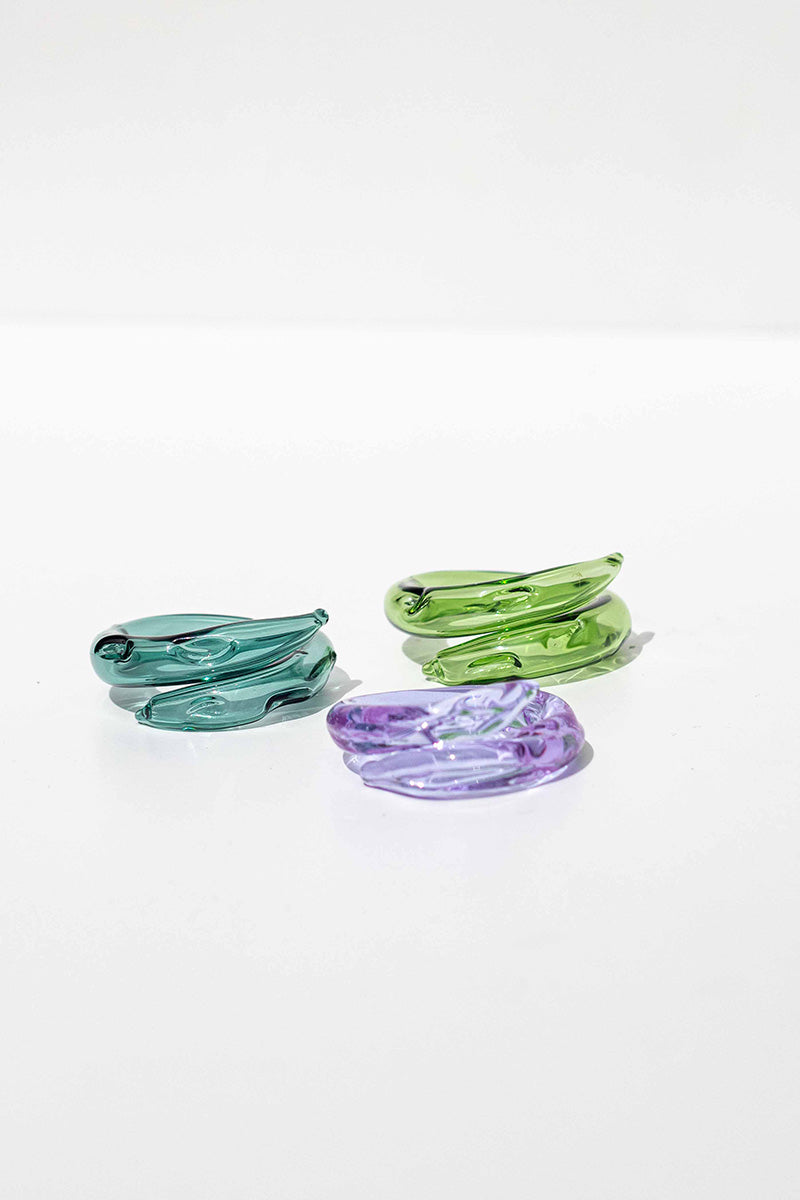 Set of three Salvárea rings featuring turquoise, green, and lilac colors in a decorative remolino design.