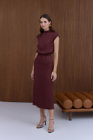 Undress TESSA short kimono sleeves elegant wine-red midi dress, showcasing its flowing fabric and stylish design.