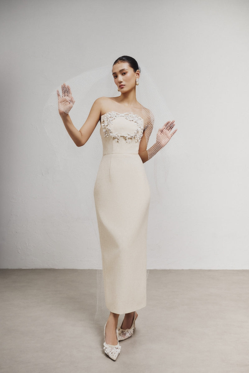 White Plan LANLOLA Maxi Dress featuring a flowing design, sleeveless style, and elegant fabric suitable for summer wear.