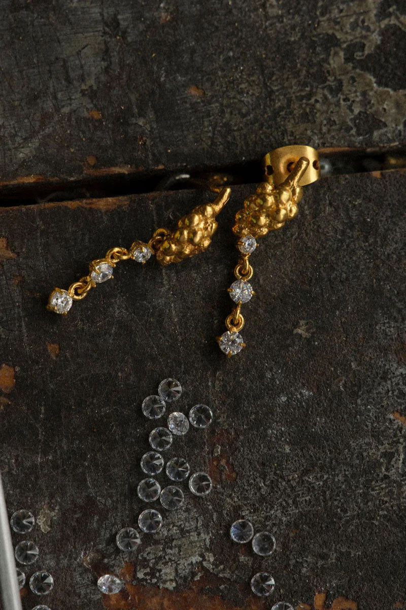 Peracas SOHO GRAPPA earrings in white, stylish drop earrings with a sleek, modern design on a white background.