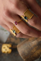 Peracas Kelly London blue ring featuring a sleek band and vibrant blue gemstone, perfect for elegant jewelry styling.
