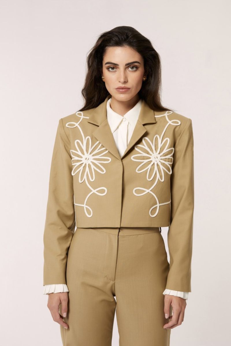 Señorita Lara beige pants with a relaxed fit and wide-leg style, displayed on a white background.